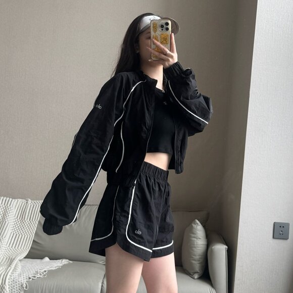 Alo yoga Women's Black casual sportswear set with sun protection - Picture 3 of 6